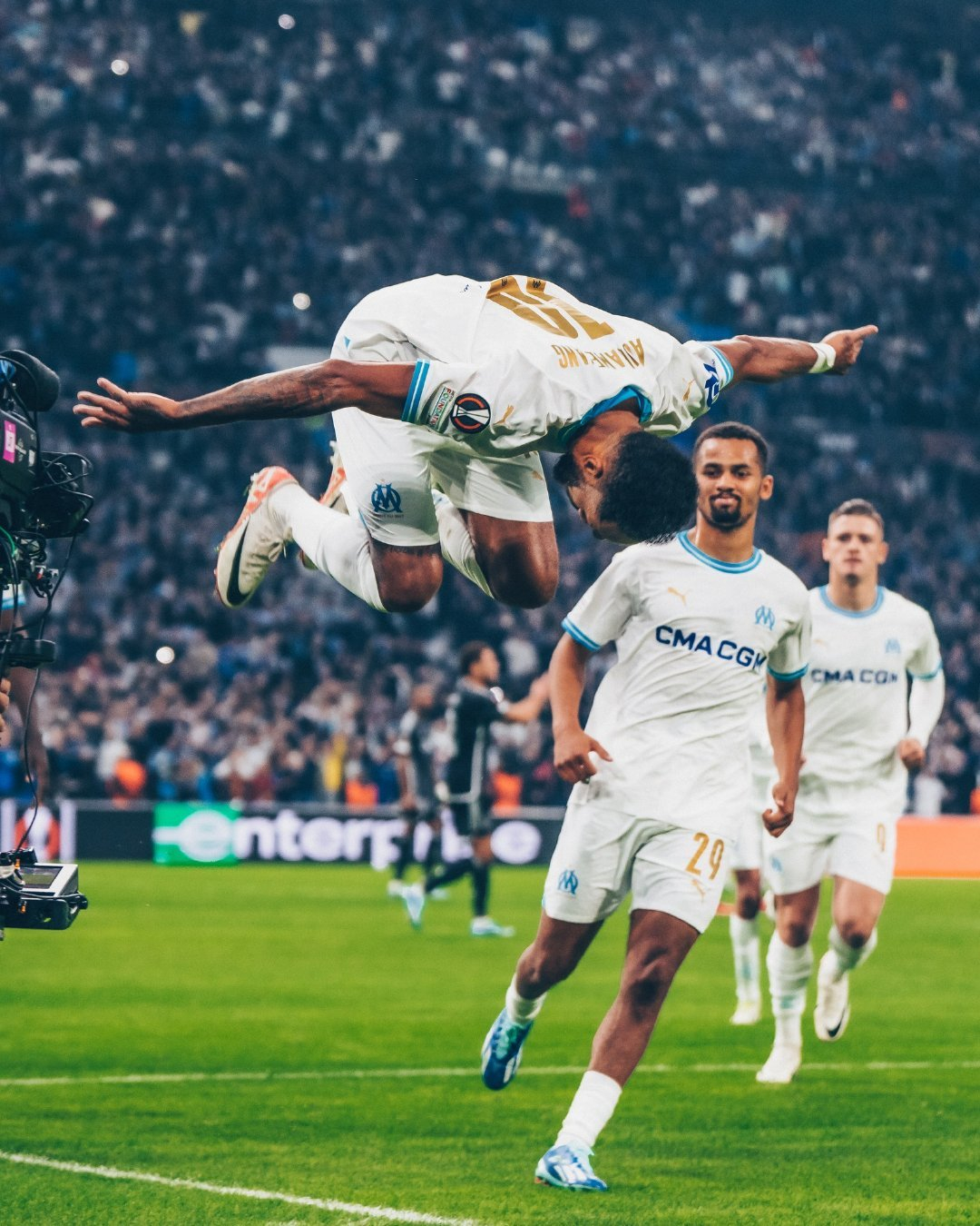 哥伦比亚险胜塞维利亚，穆勒高光表现